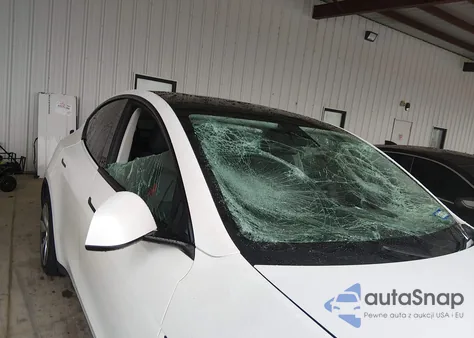 2021 Tesla Model Y Long Range Dual Motor All-Wheel Drive z USA, uszkodzony, nr VIN 5YJYGDEE4MF109871